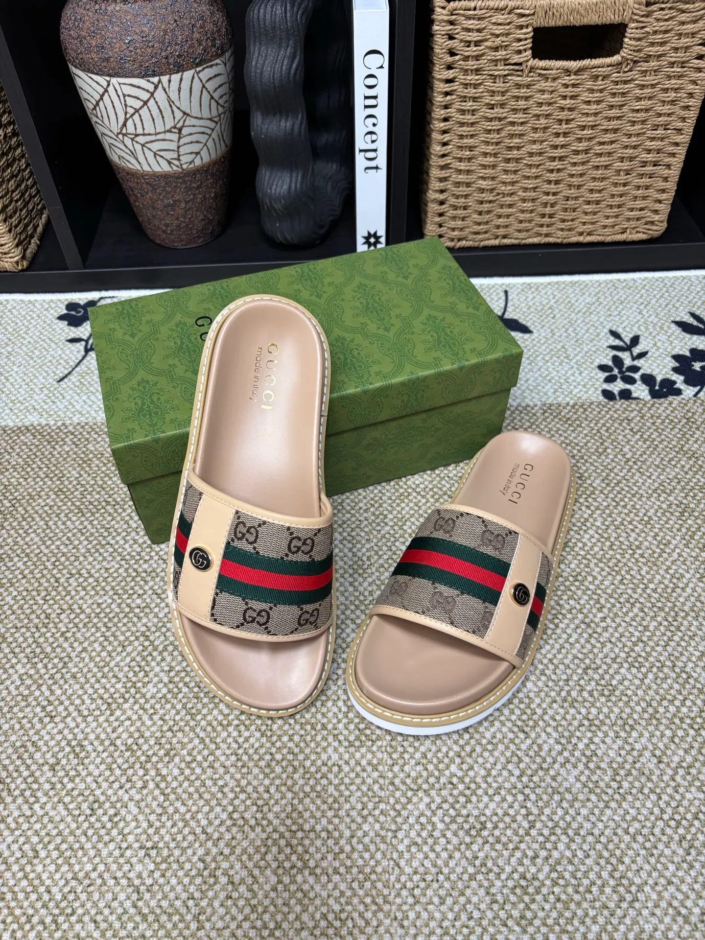 Factory 💰 300 yuan Gucci slippers] high-end men's shoes brand official website 1:1 latest masterpiece: original mold customization, the fabric is made of imported original materials, upgraded outsole, lighter and non-slip. The market's top quality, simple yet tasteful, a must-have for fashionistas, fashionable at your feet, full of confidence, the same style at the counter 👍The season of summer slippers is here. Code: 38-45 (45 customized)